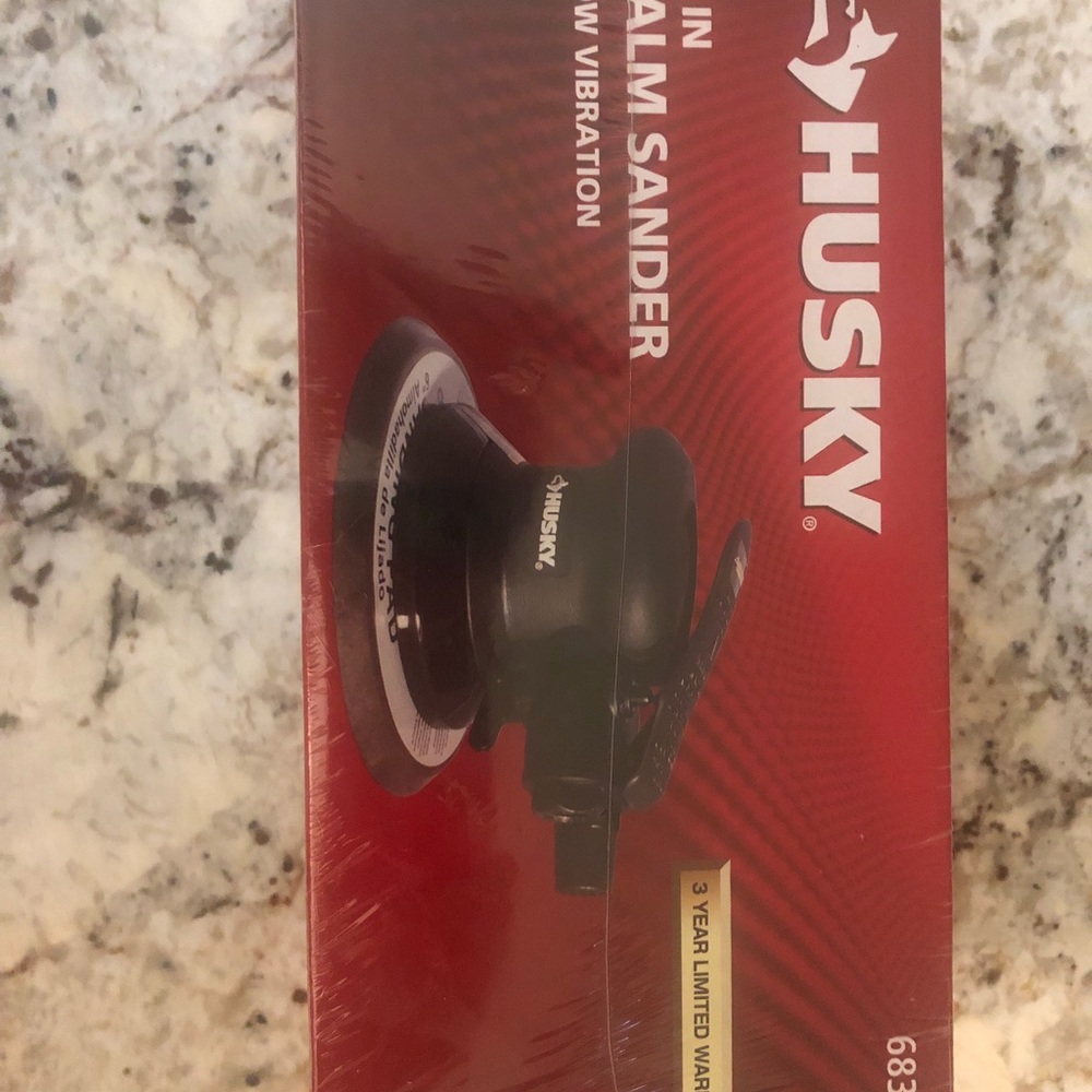Husky Brand New 6inch palm sander. Item # 683 682
